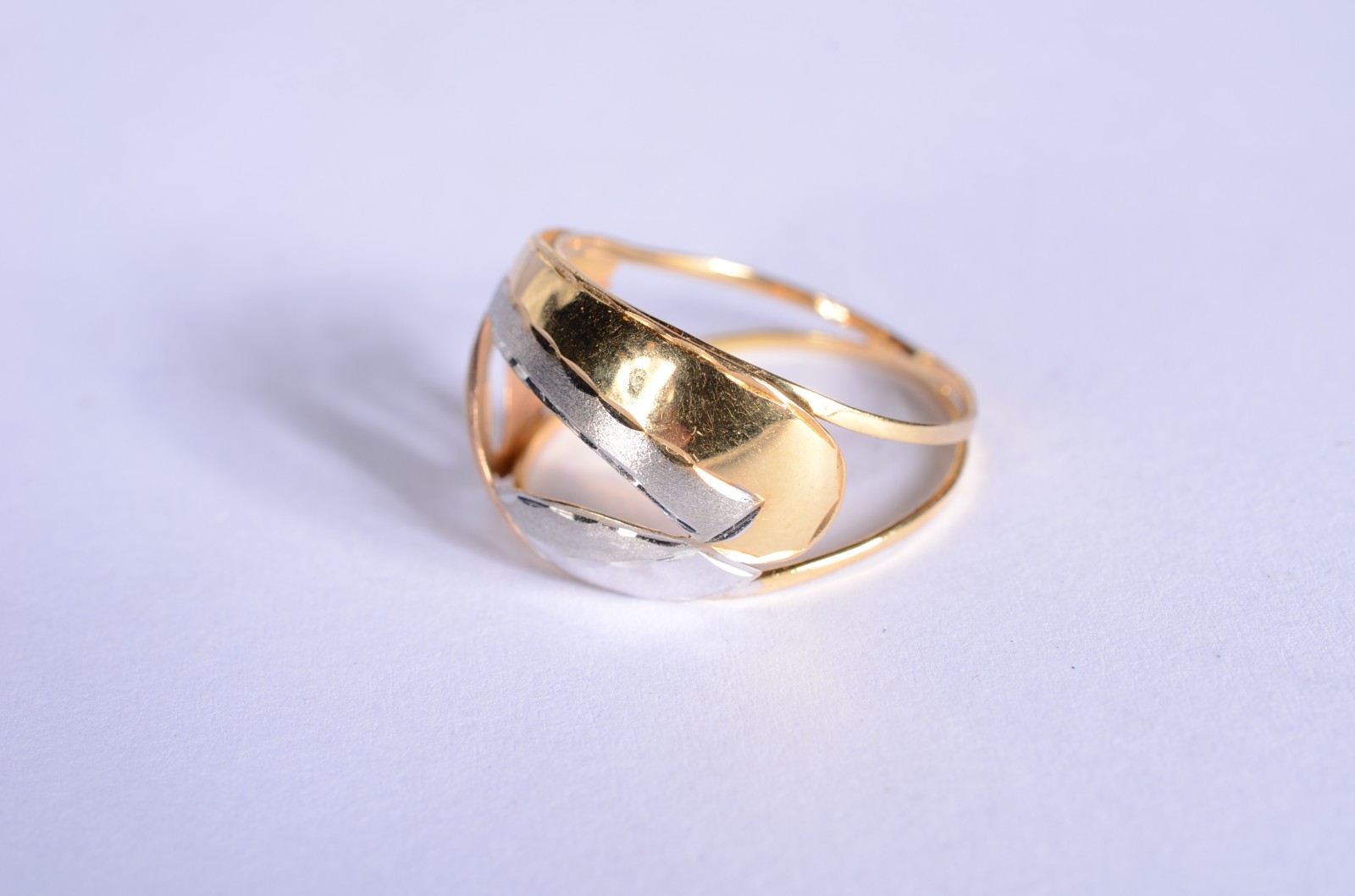 Anel de ouro 18 k., branco e rose contraste 750 mls com vazados... - foto 2 de 6