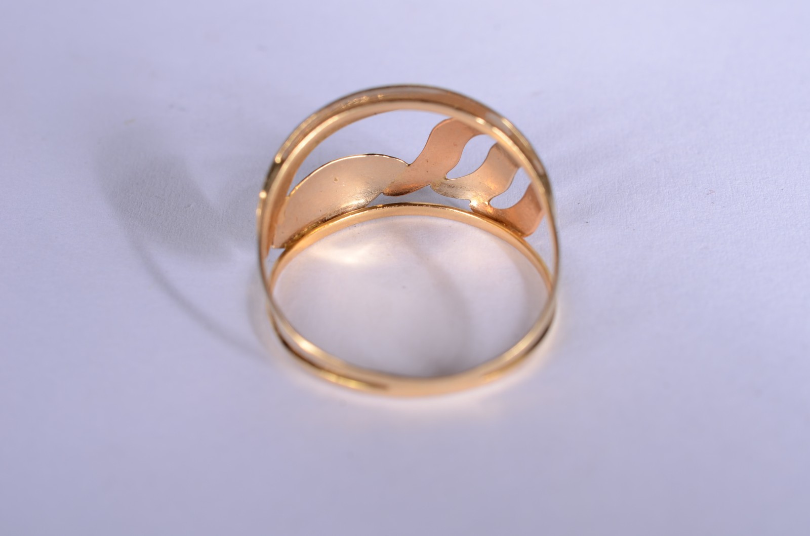 Anel de ouro 18 k., branco e rose contraste 750 mls com vazados... - foto 3 de 6