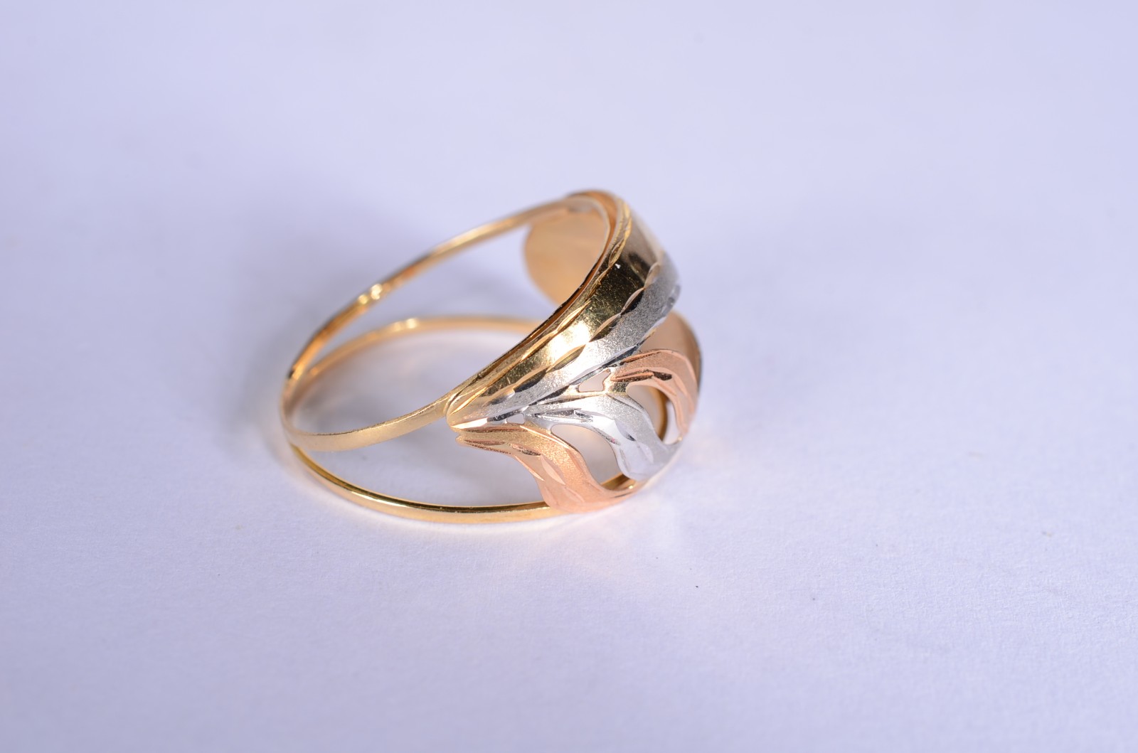 Anel de ouro 18 k., branco e rose contraste 750 mls com vazados... - foto 4 de 6