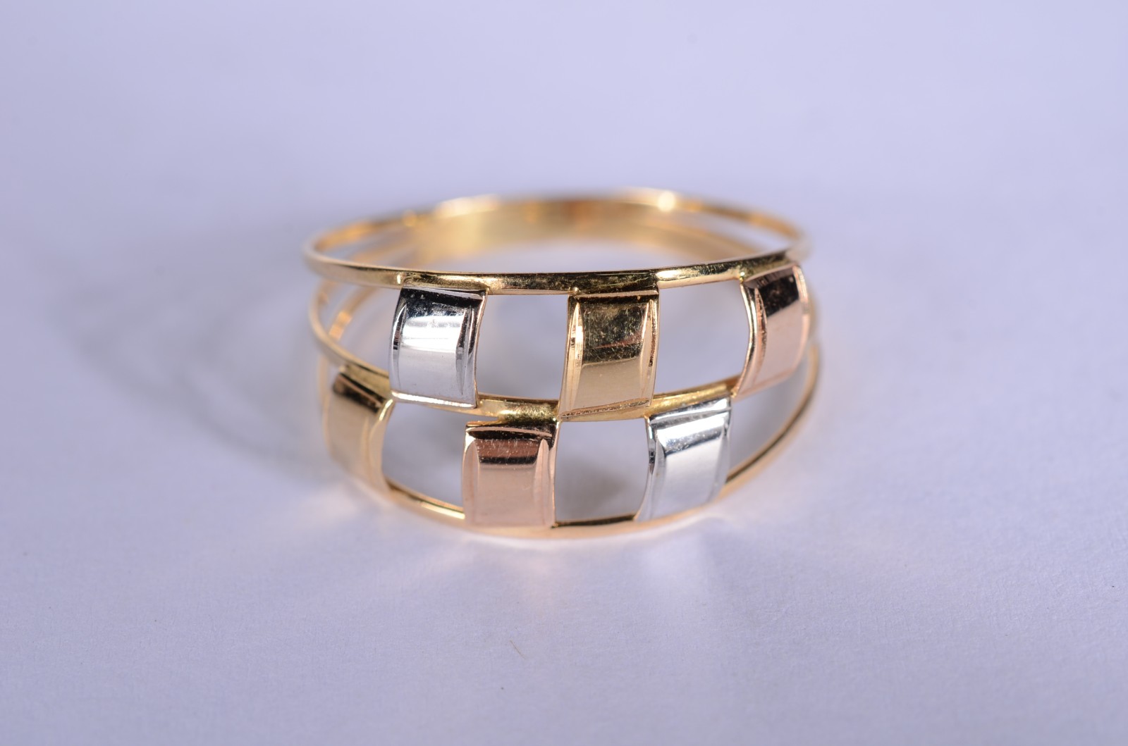 Anel de ouro 18 k., contraste 750 mls com detalhes em ouro branco com... - foto 1 de 5