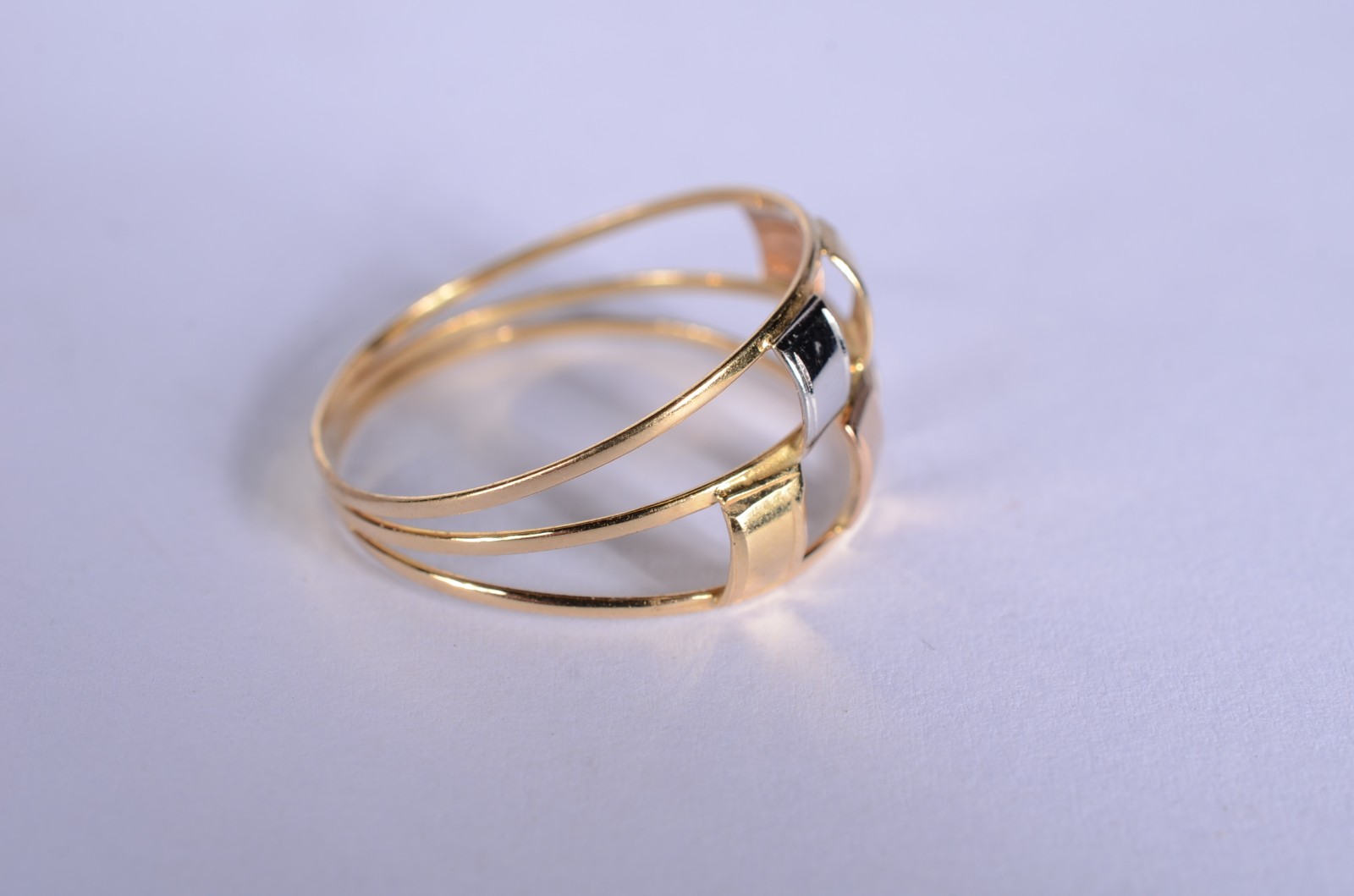 Anel de ouro 18 k., contraste 750 mls com detalhes em ouro branco com... - foto 2 de 5