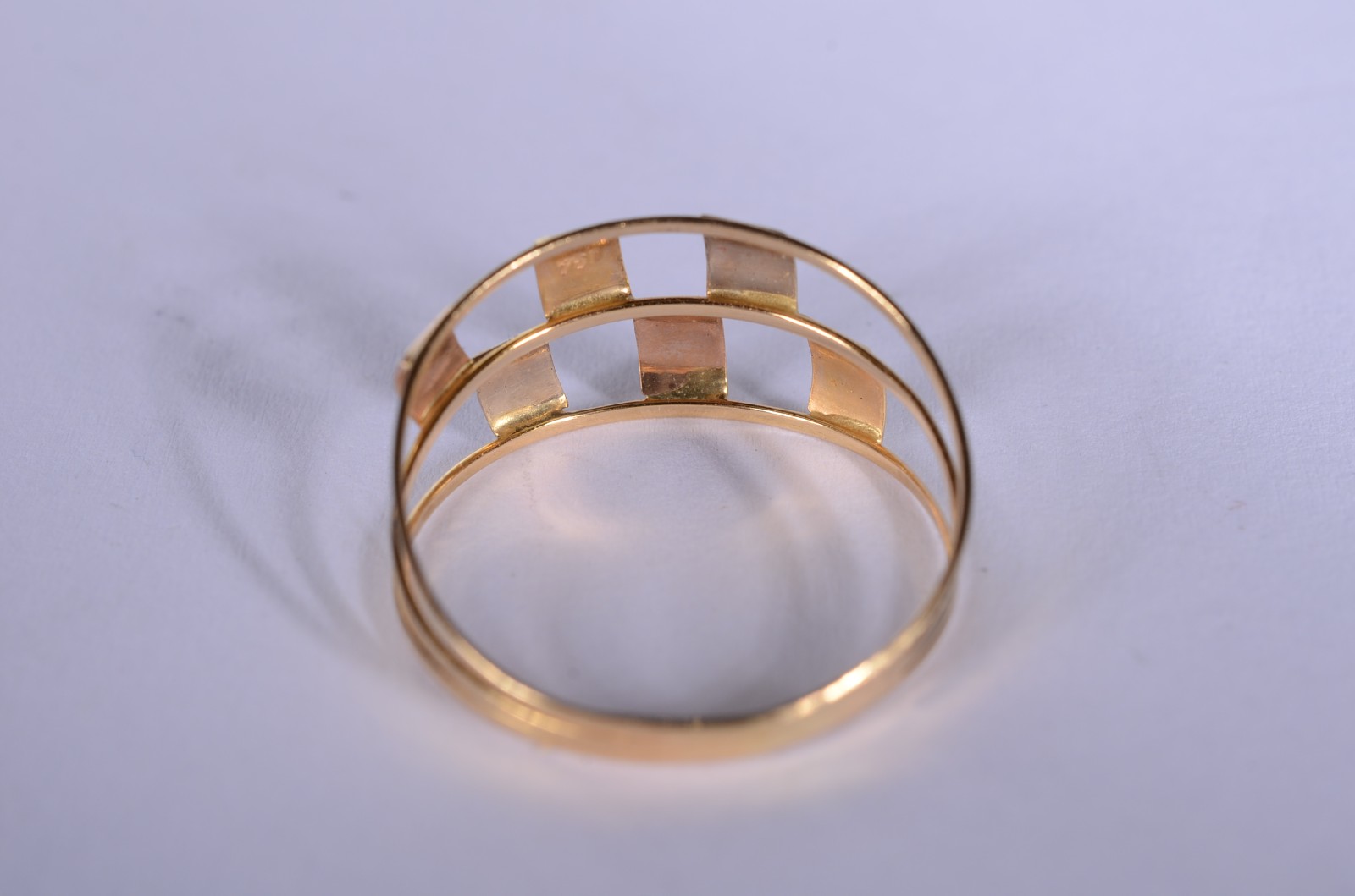 Anel de ouro 18 k., contraste 750 mls com detalhes em ouro branco com... - foto 3 de 5