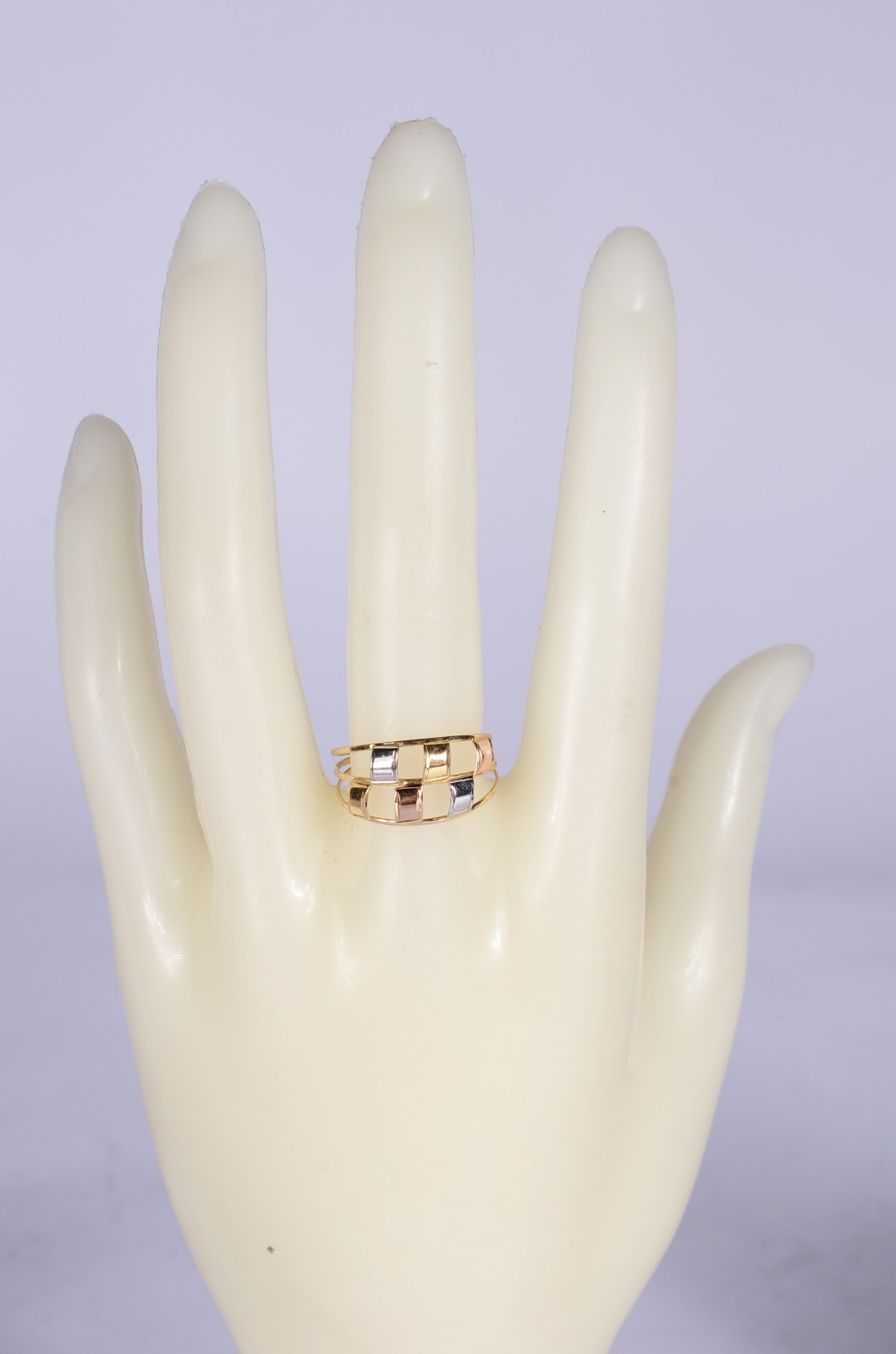 Anel de ouro 18 k., contraste 750 mls com detalhes em ouro branco com... - foto 4 de 5