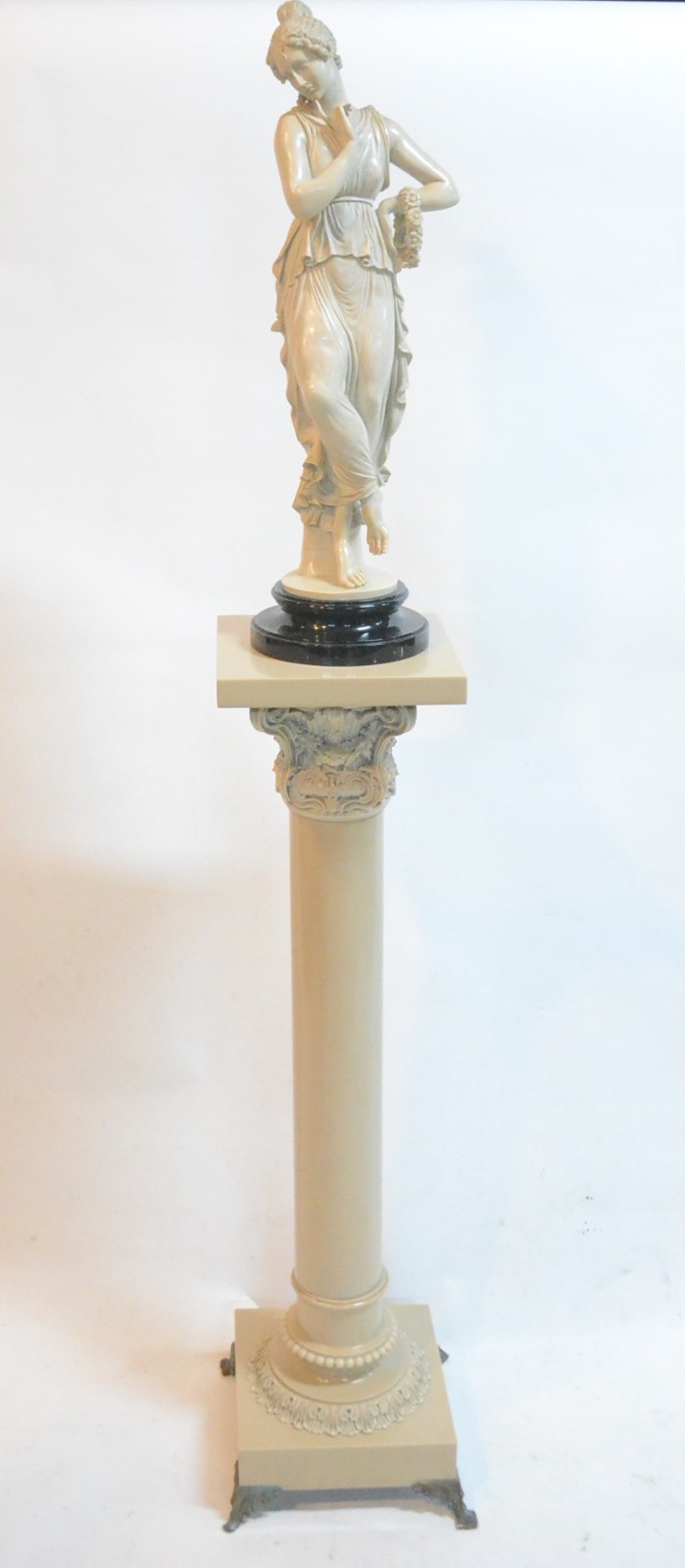 Coluna com figura feminina de resina. - foto 1 de 10