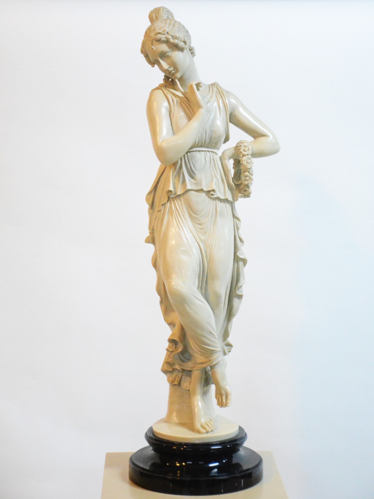 Coluna com figura feminina de resina. - foto 2 de 10