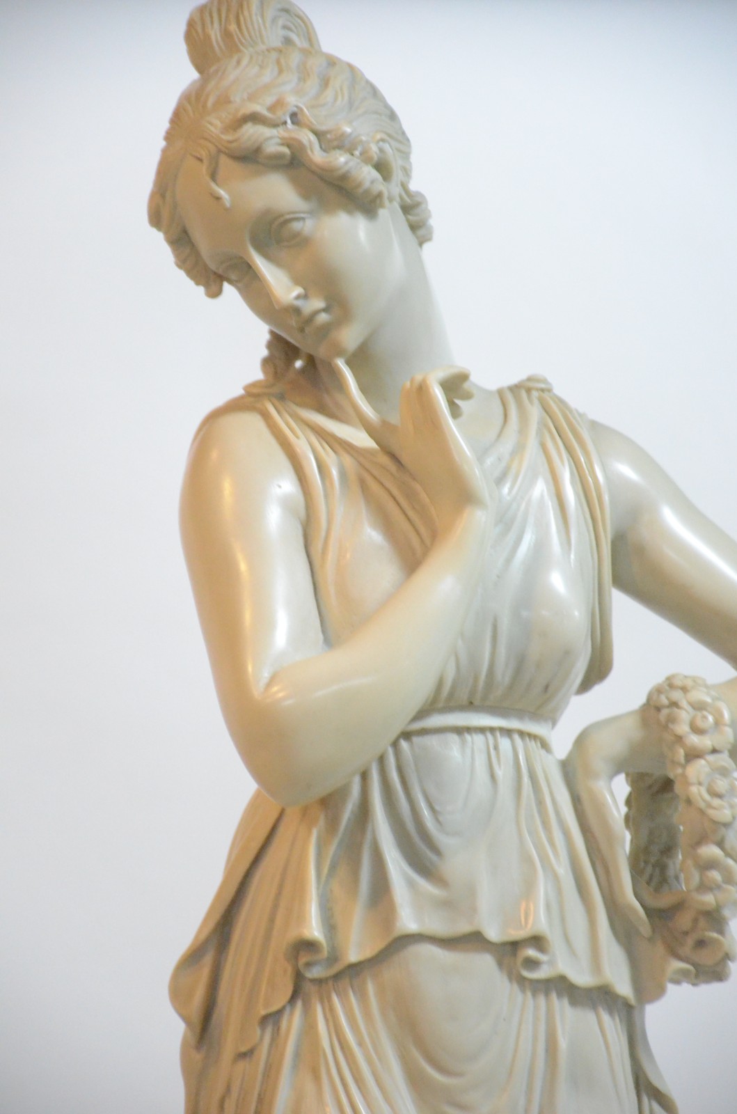 Coluna com figura feminina de resina. - foto 6 de 10
