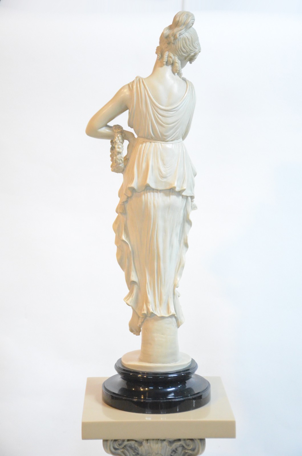 Coluna com figura feminina de resina. - foto 9 de 10