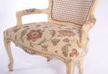 Cadeira de madeira nobre patinada, estilo Luis ... - Cadeira de madeira nobre patinada, estilo Luis XV, assento estofado e forrado com tecido floral, encosto de palhinha.