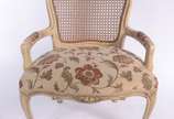 Cadeira de madeira nobre patinada, estilo Luis ... - Cadeira de madeira nobre patinada, estilo Luis XV, assento estofado e forrado com tecido floral, encosto de palhinha.