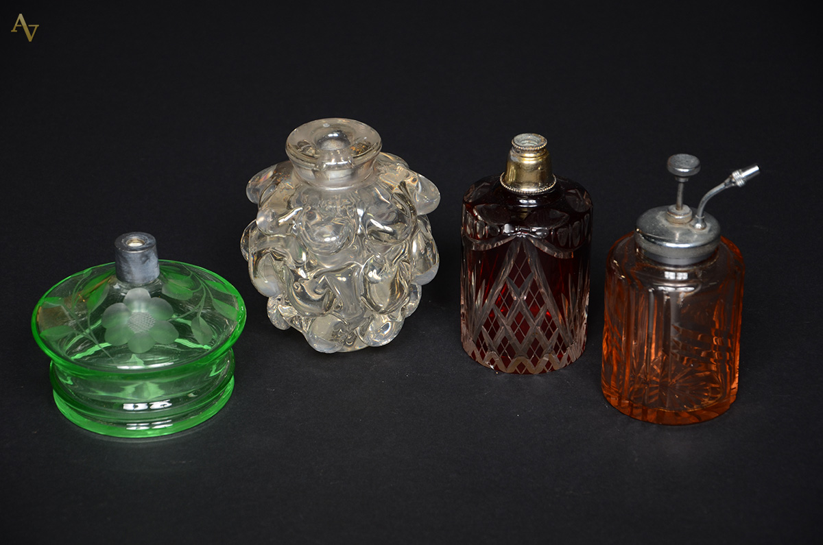 Quatro perfumeiros diversos. Alturas 8,5 cm à 13,5 cm.