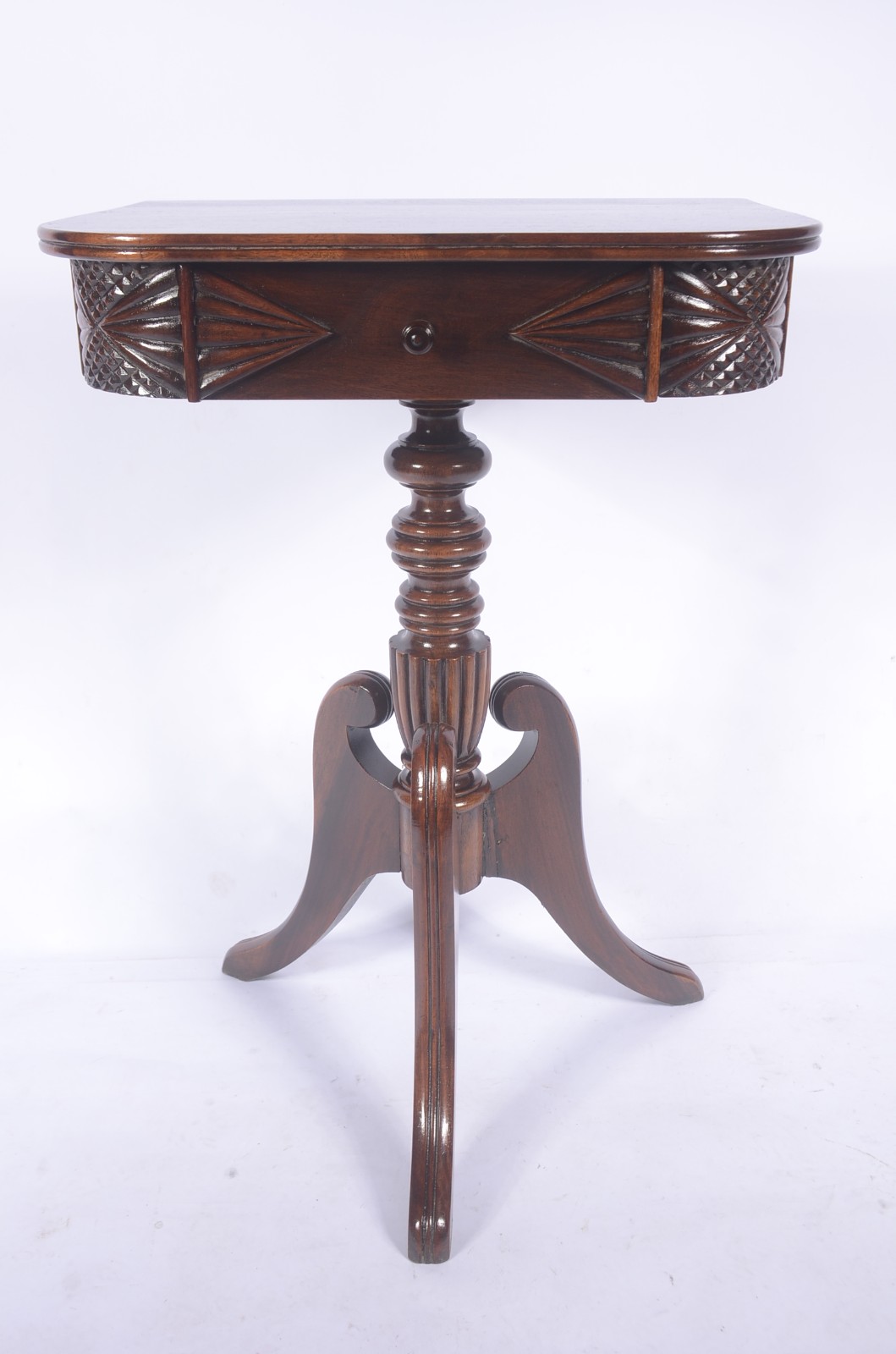 Mesa auxiliar de madeira nobre, uma gaveta, coluna central torneadas... - foto 1 de 7