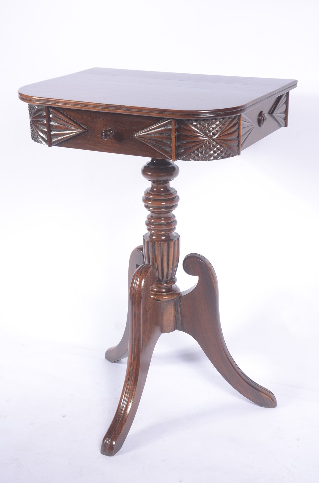 Mesa auxiliar de madeira nobre, uma gaveta, coluna central torneadas... - foto 2 de 7
