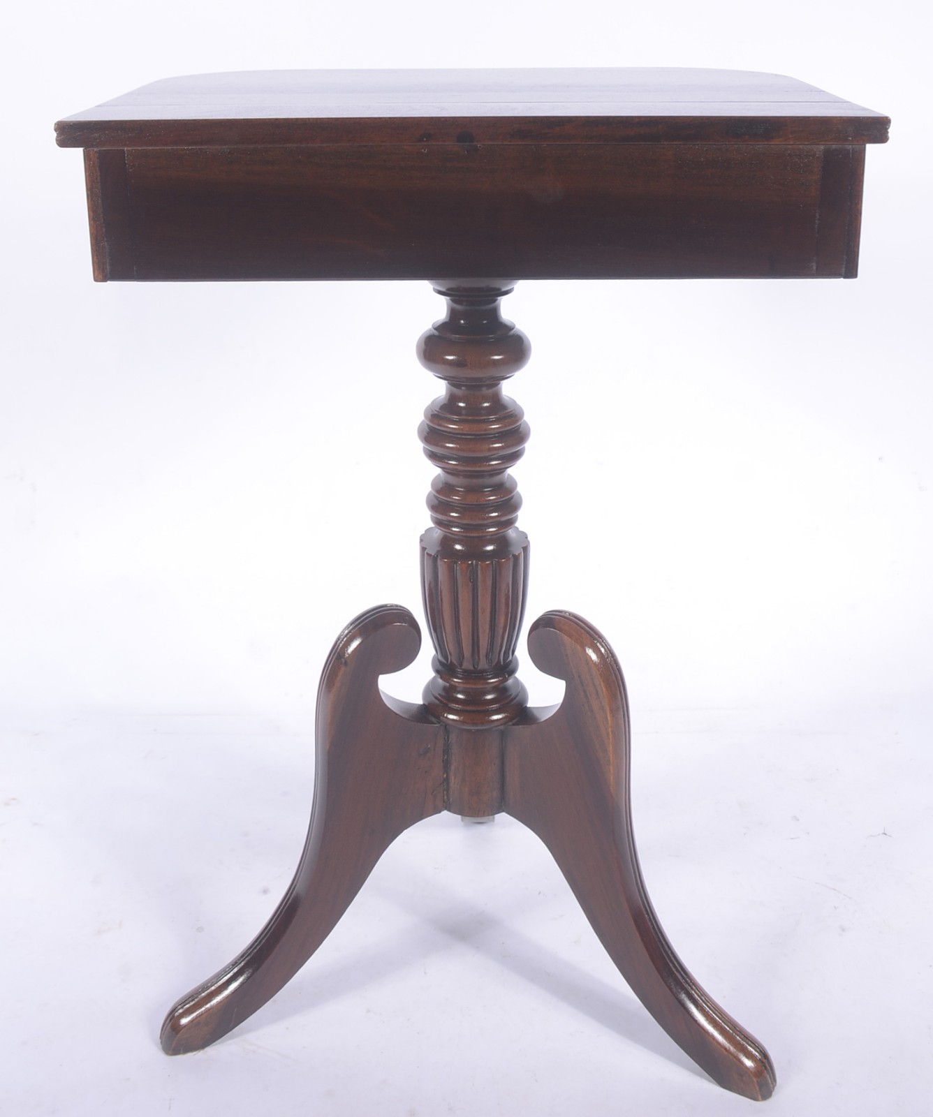 Mesa auxiliar de madeira nobre, uma gaveta, coluna central torneadas... - foto 3 de 7