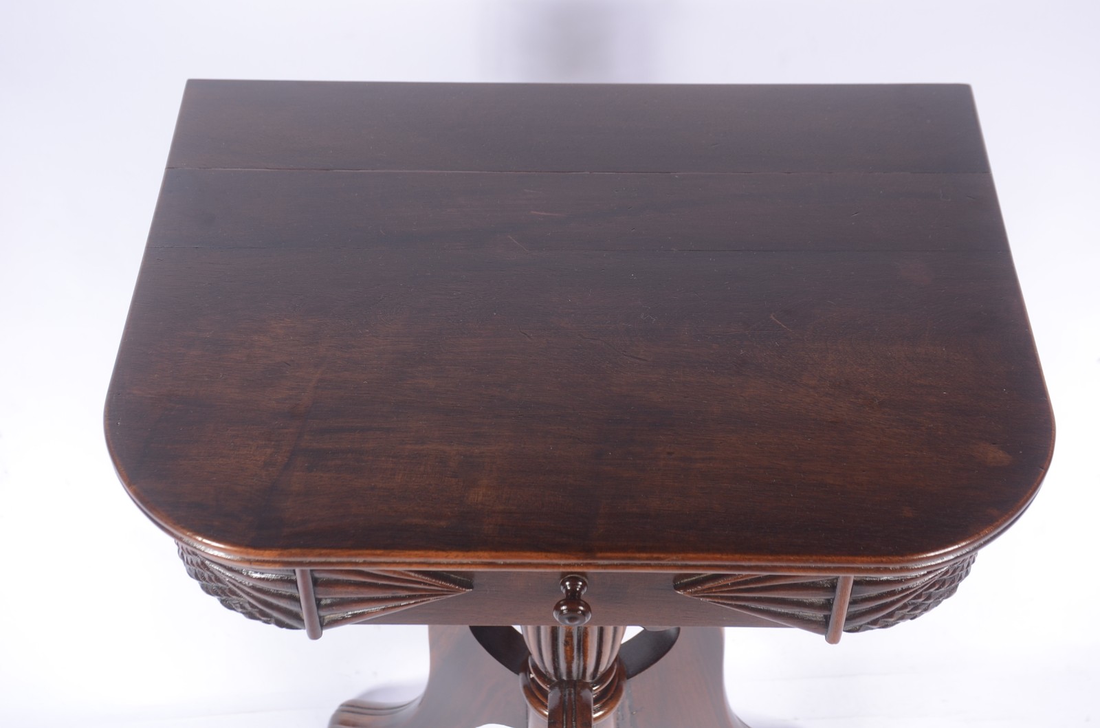 Mesa auxiliar de madeira nobre, uma gaveta, coluna central torneadas... - foto 4 de 7