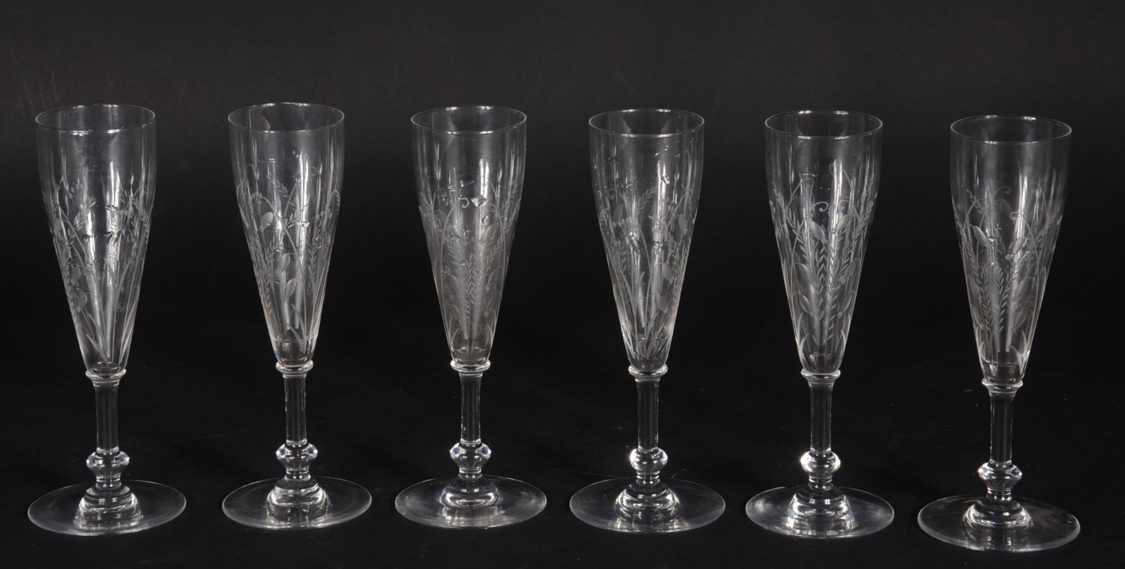 Seis flutes de cristal europeu com flores lavradas, um deles com base... - foto 1 de 7