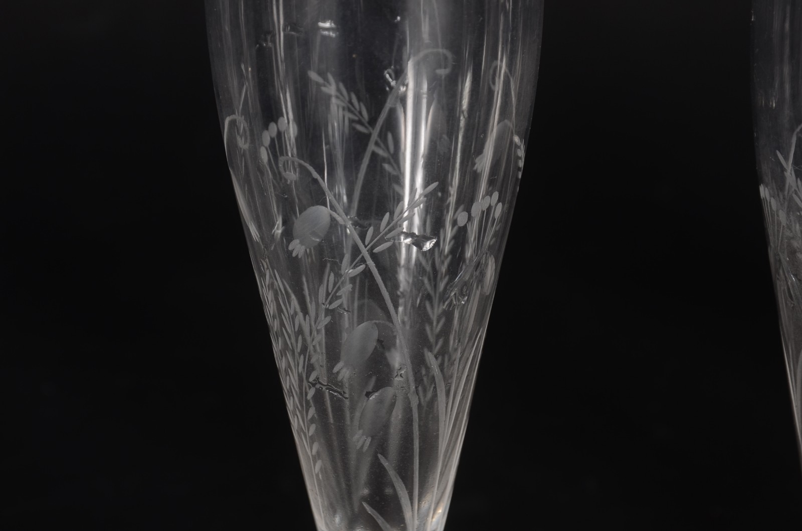Seis flutes de cristal europeu com flores lavradas, um deles com base... - foto 2 de 7