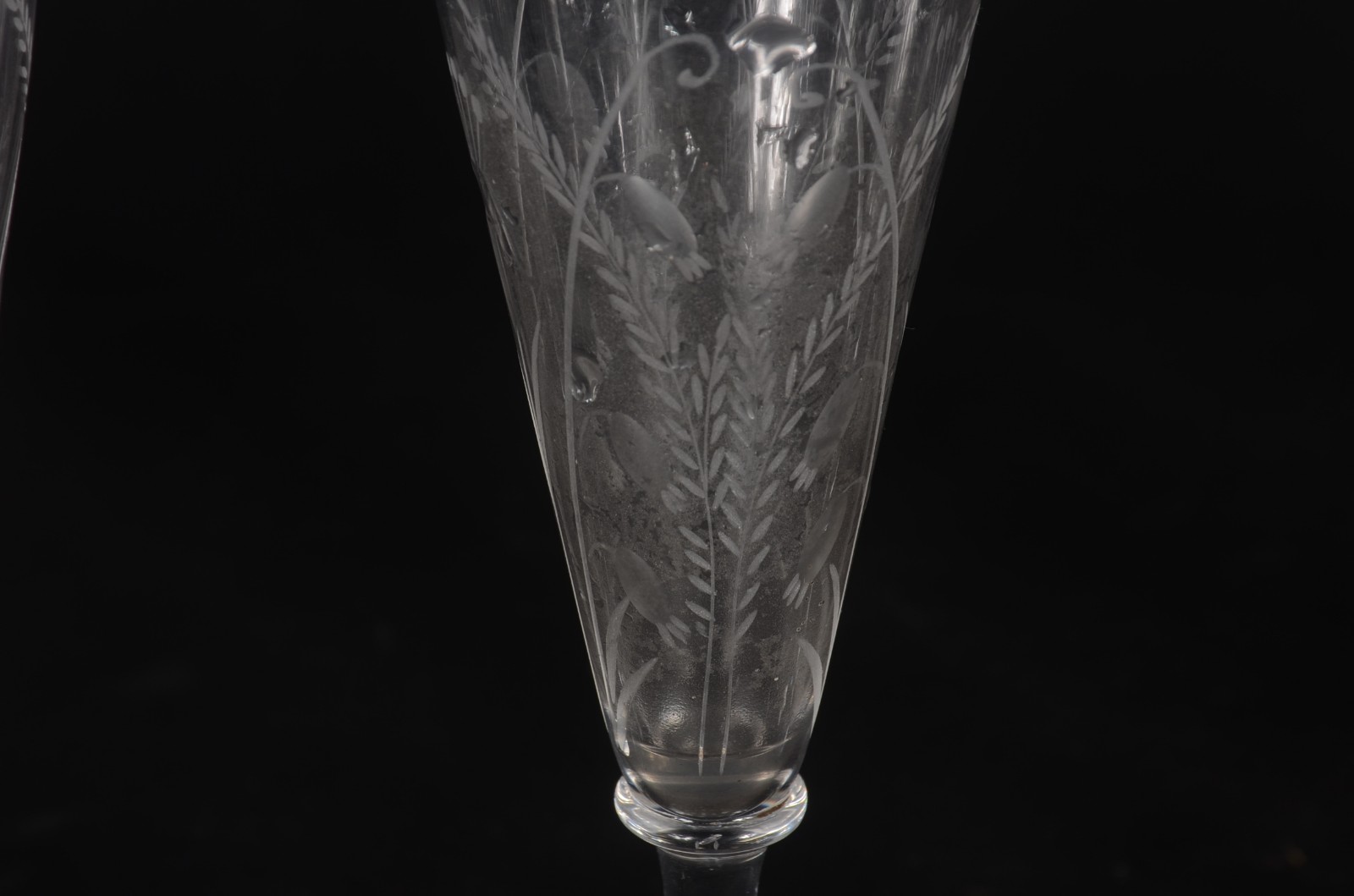 Seis flutes de cristal europeu com flores lavradas, um deles com base... - foto 3 de 7
