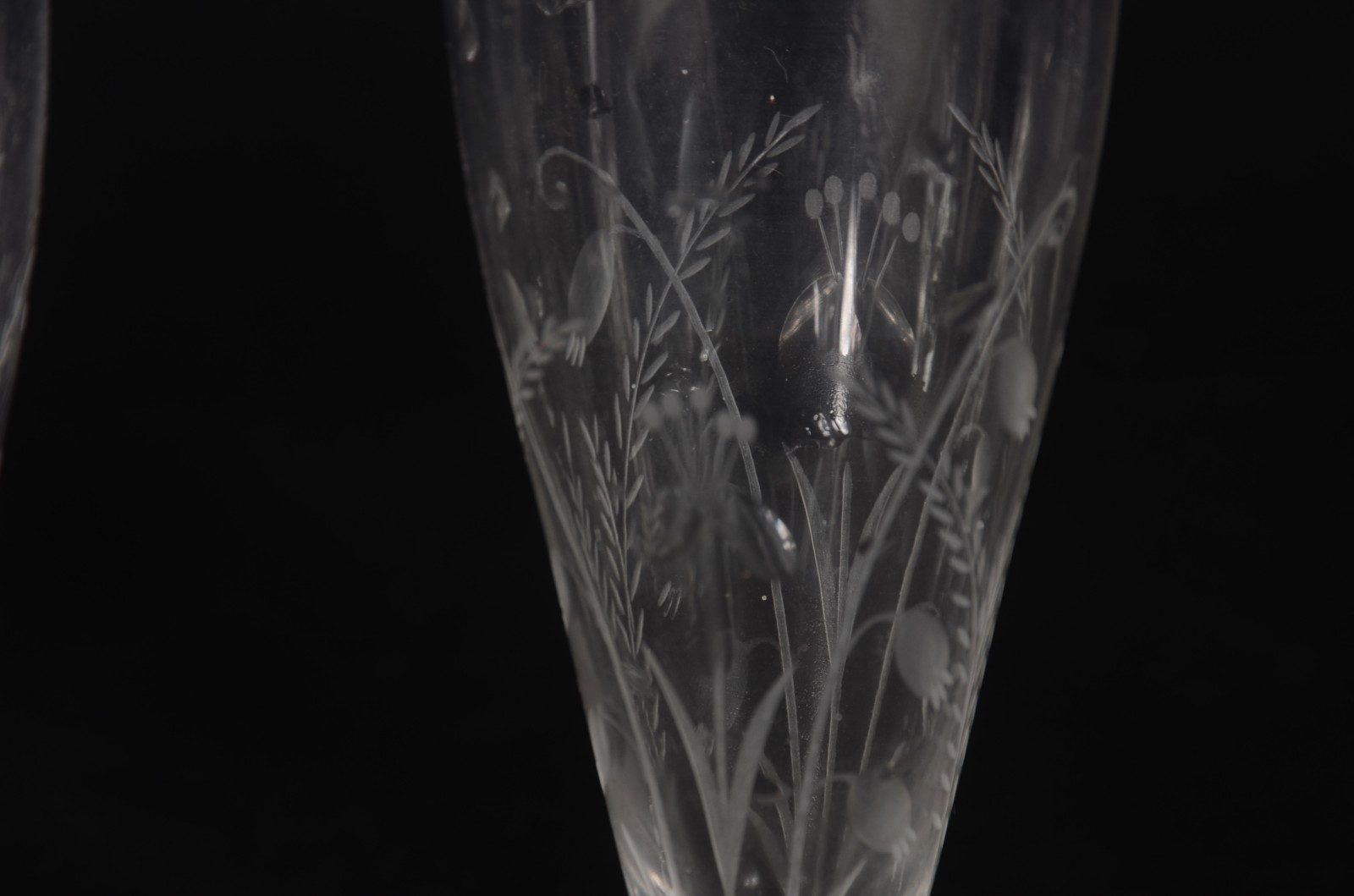 Seis flutes de cristal europeu com flores lavradas, um deles com base... - foto 4 de 7