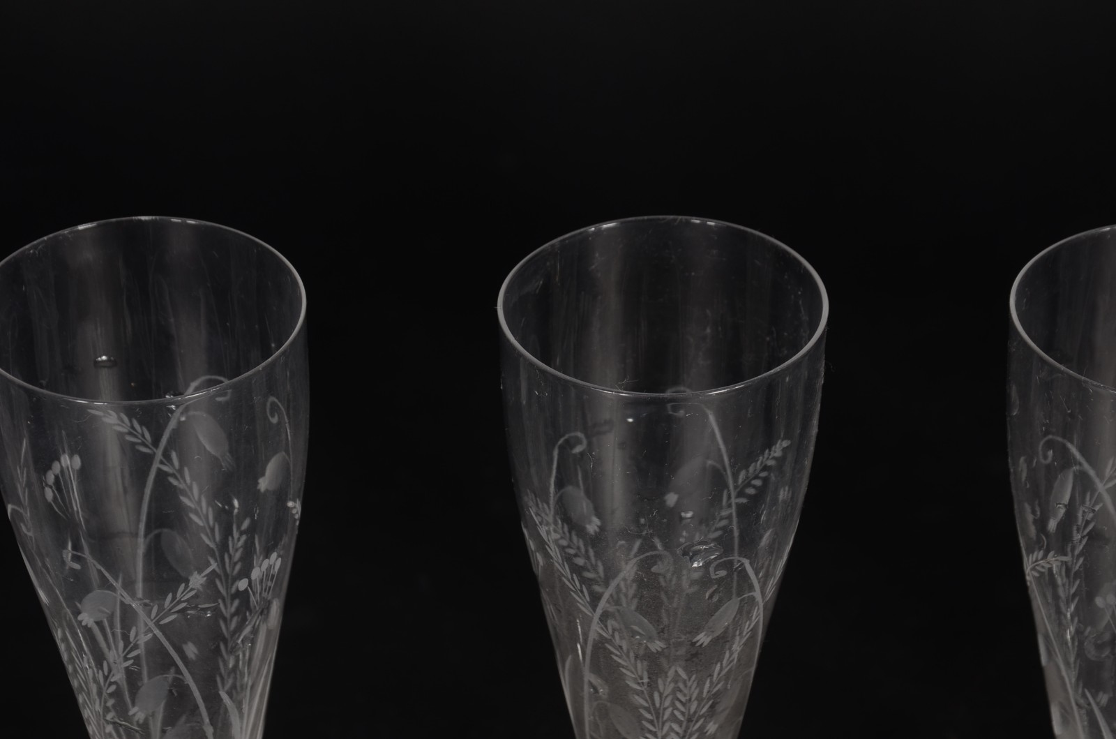 Seis flutes de cristal europeu com flores lavradas, um deles com base... - foto 5 de 7