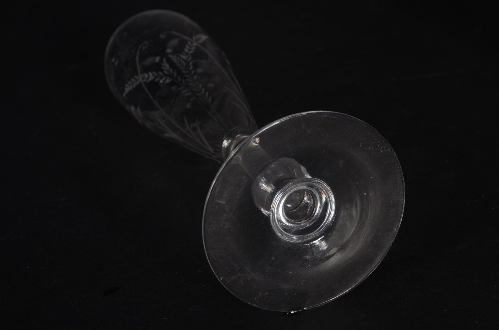 Seis flutes de cristal europeu com flores lavradas, um deles com base... - foto 7 de 7