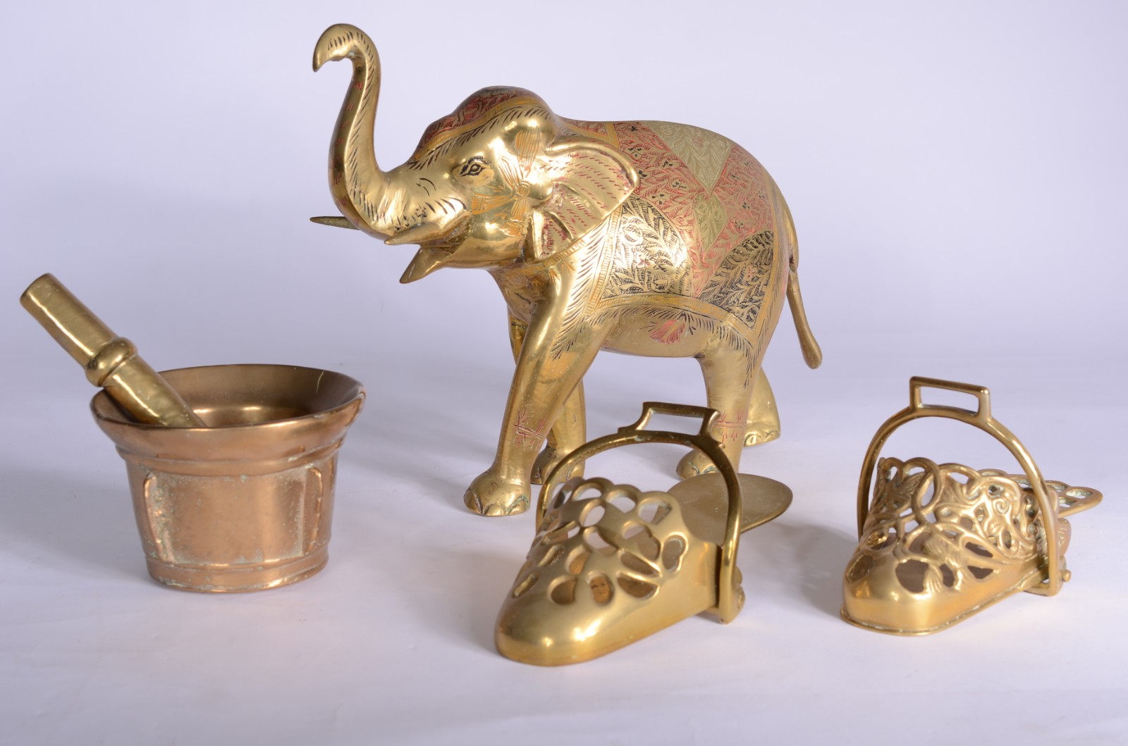 Quatro peças diversas de metal dourado, sendo: par de sapatas... - foto 1 de 11