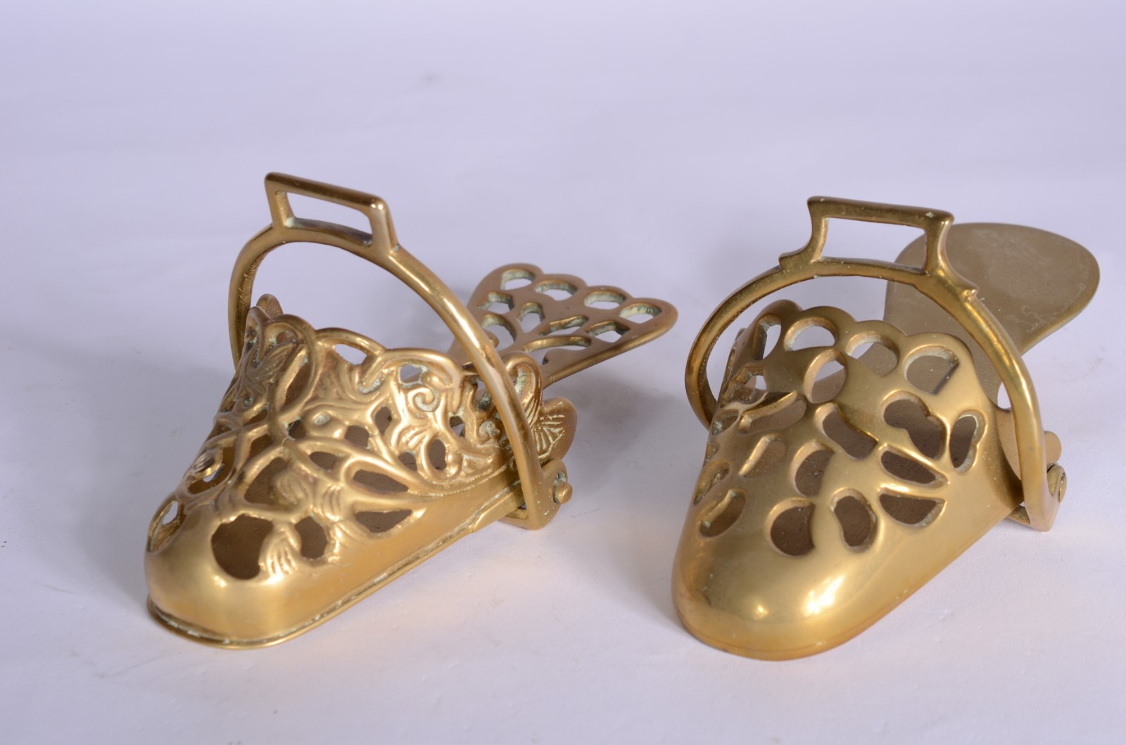 Quatro peças diversas de metal dourado, sendo: par de sapatas... - foto 3 de 11