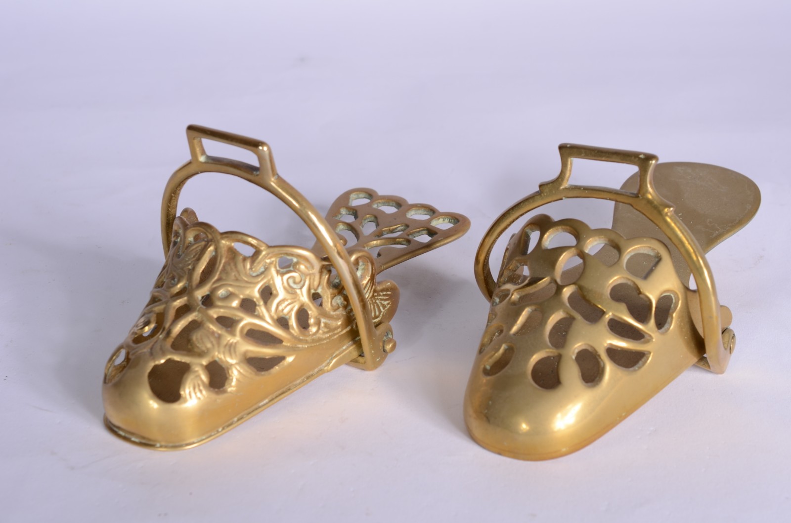 Quatro peças diversas de metal dourado, sendo: par de sapatas... - foto 6 de 11