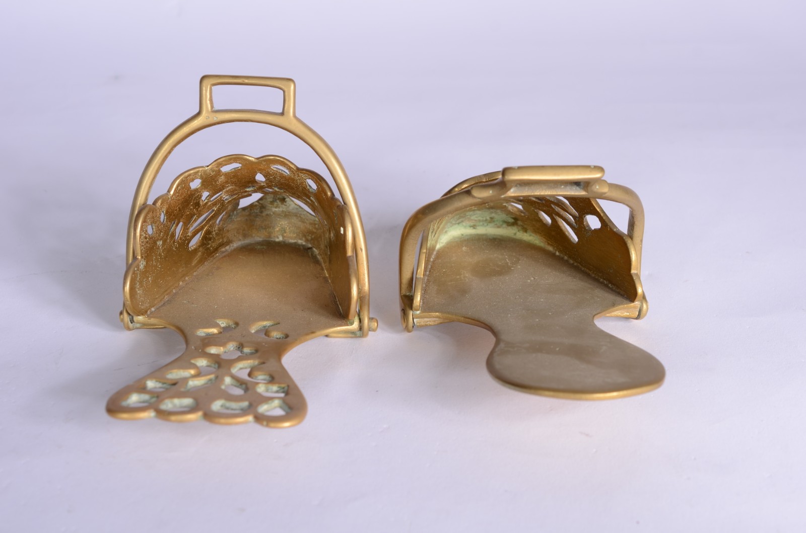 Quatro peças diversas de metal dourado, sendo: par de sapatas... - foto 9 de 11