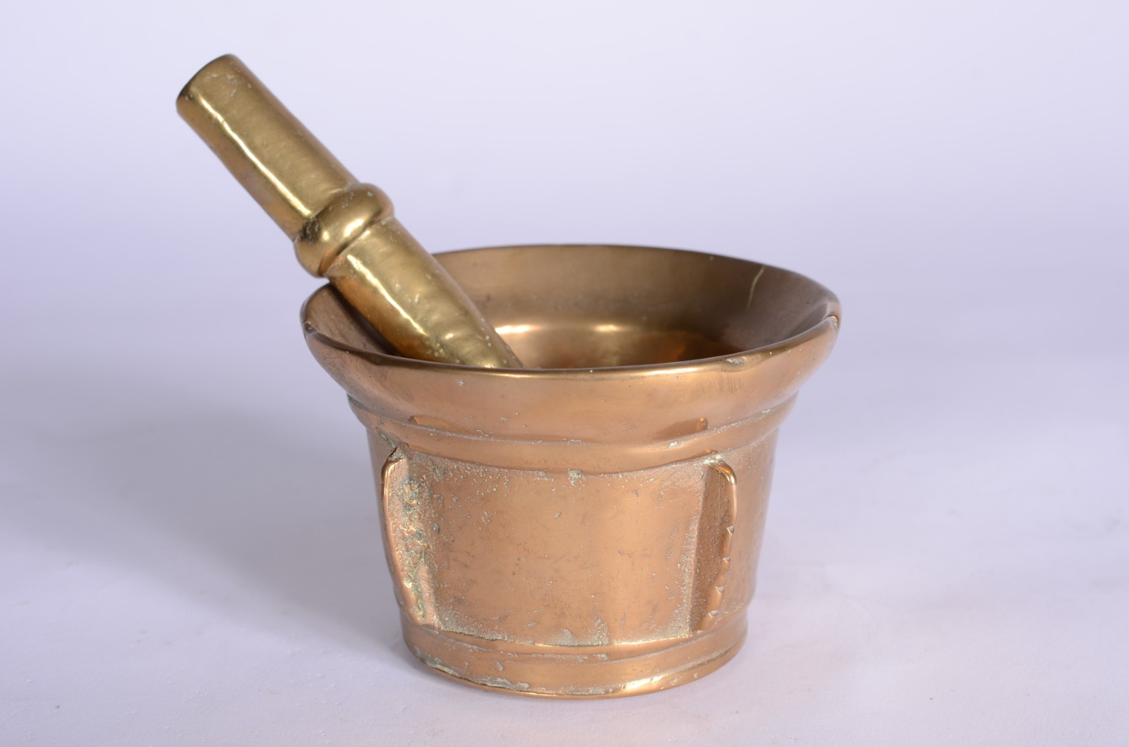Quatro peças diversas de metal dourado, sendo: par de sapatas... - foto 10 de 11