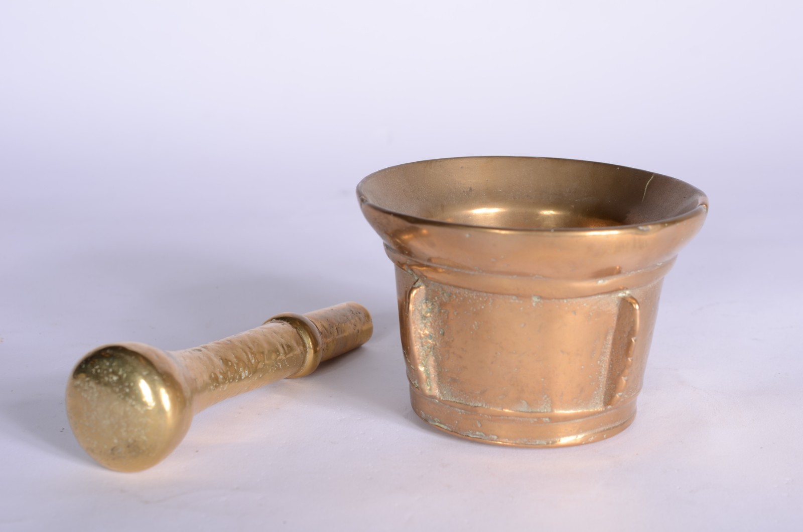 Quatro peças diversas de metal dourado, sendo: par de sapatas... - foto 11 de 11