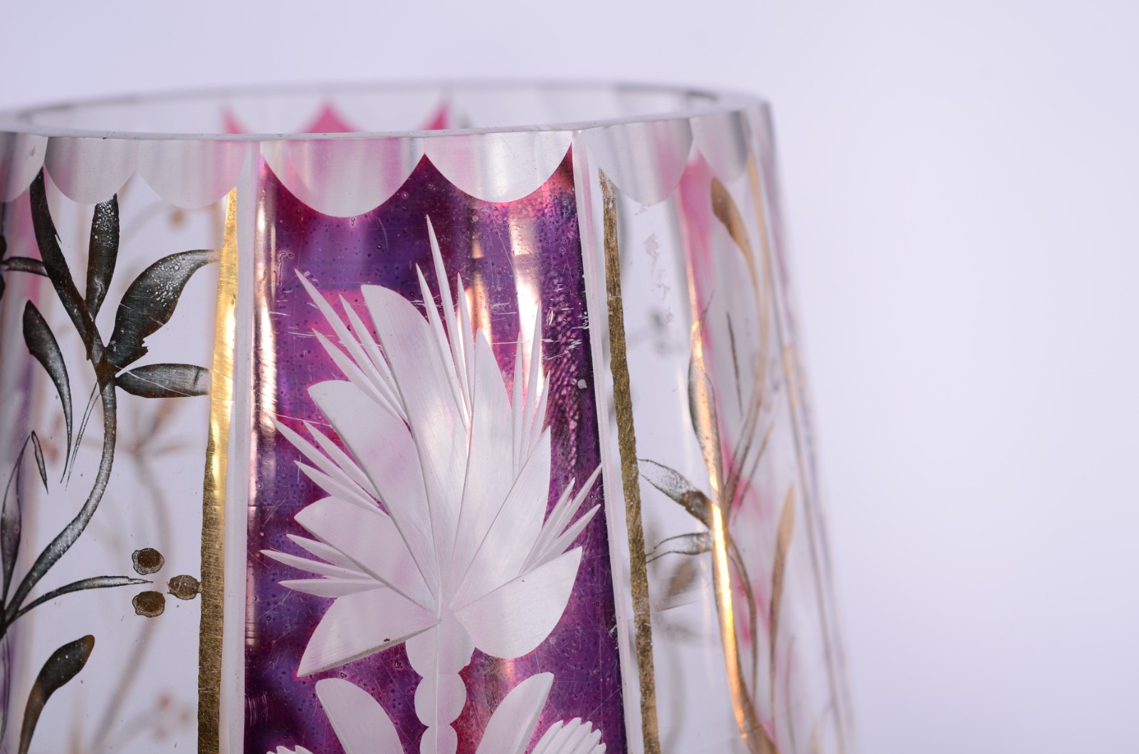 Par de jarras de cristal com detalhes rosa e dourado. - foto 6 de 7