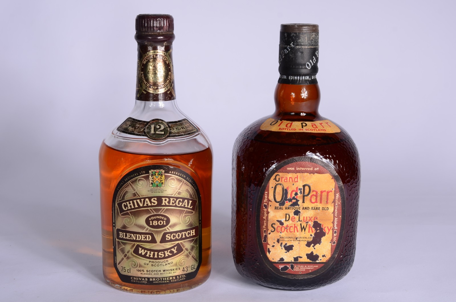 Duas garrafas de Whisky: Chivas Regal 12 anos e Old Parr. - foto 1 de 8
