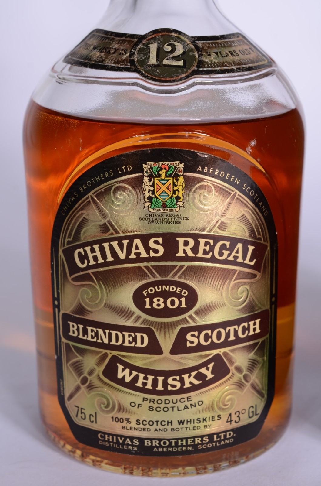 Duas garrafas de Whisky: Chivas Regal 12 anos e Old Parr. - foto 2 de 8