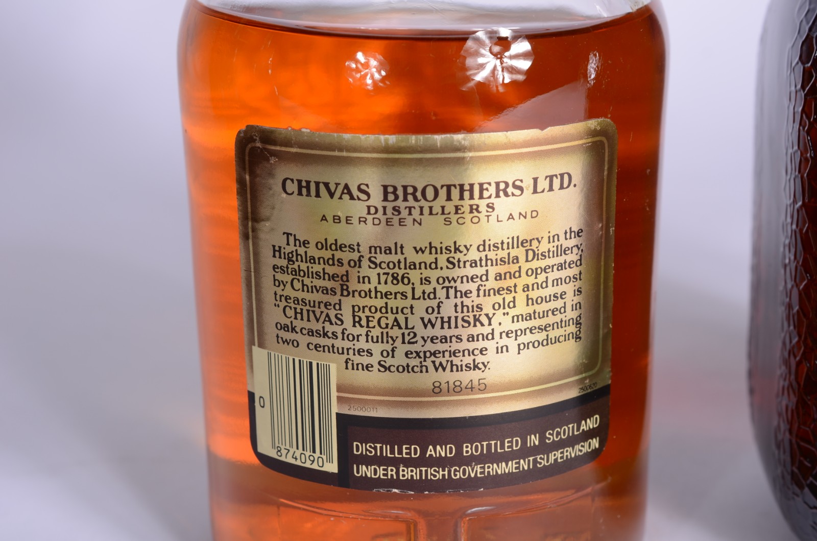 Duas garrafas de Whisky: Chivas Regal 12 anos e Old Parr. - foto 7 de 8