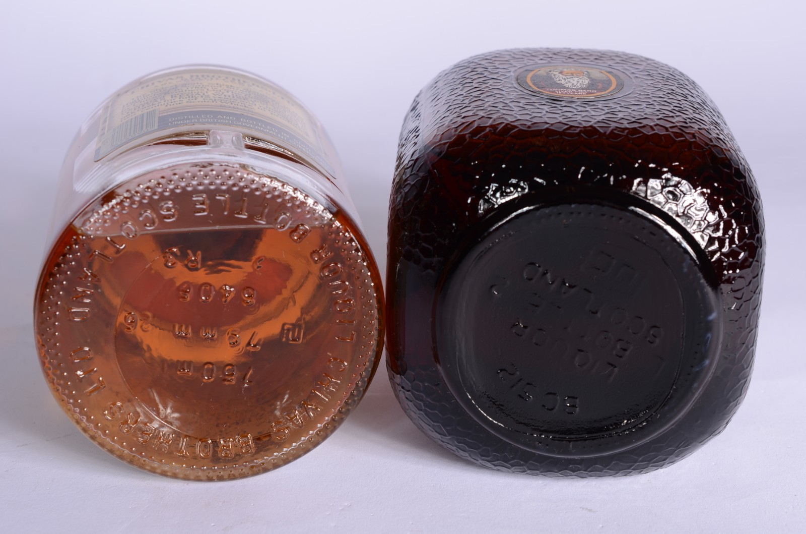 Duas garrafas de Whisky: Chivas Regal 12 anos e Old Parr. - foto 8 de 8