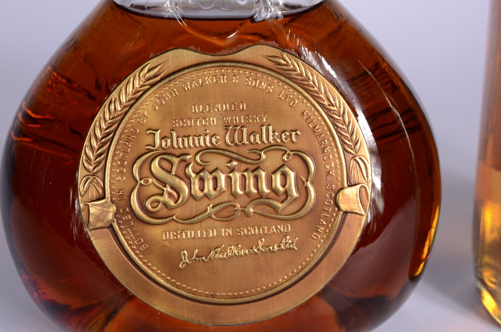 Duas garrafas de Whisky: Swing e Milton Duff, 12 anos. - foto 2 de 6