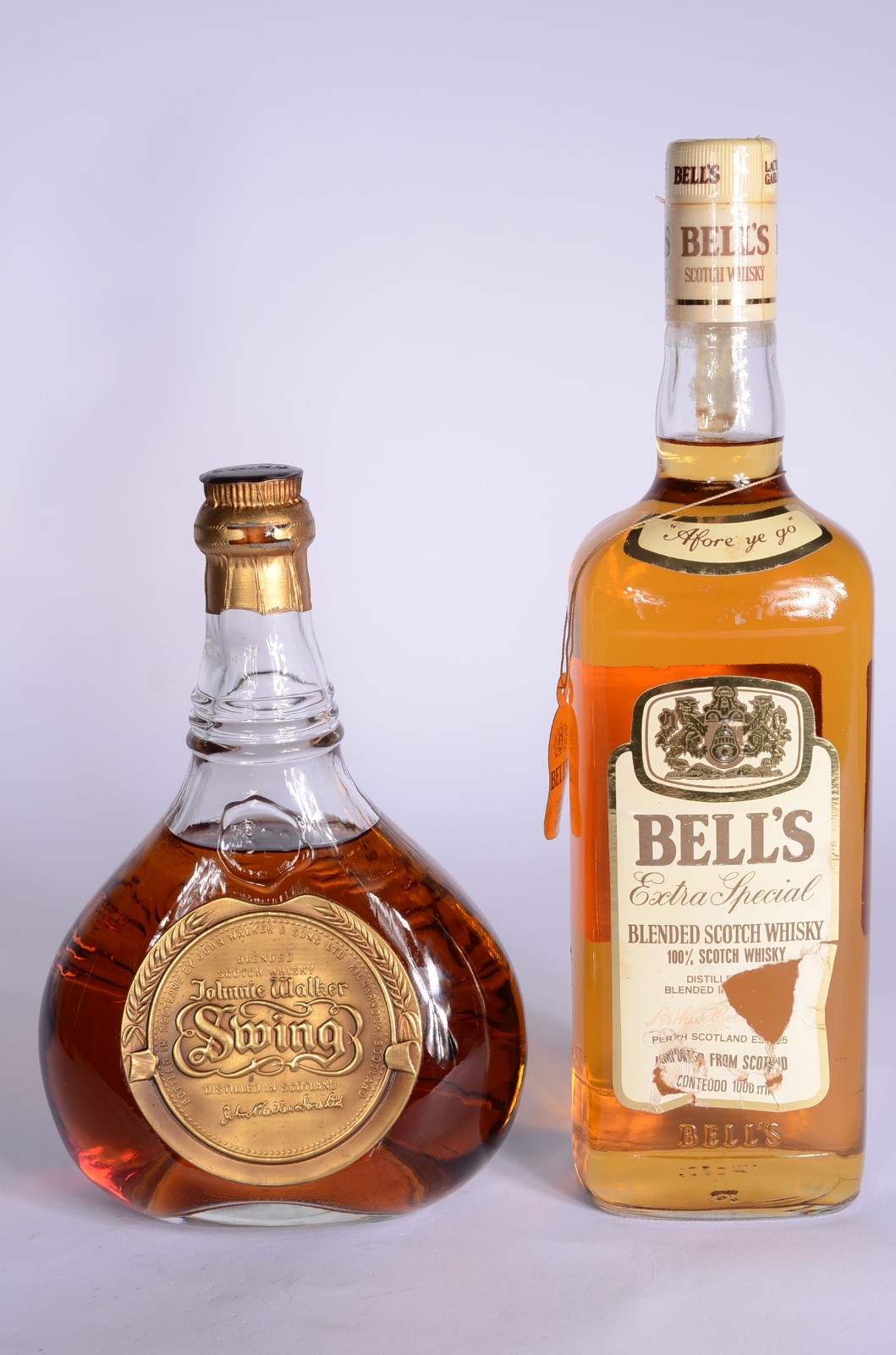 Duas garrafas de Whisky: Swing e Bells. - foto 1 de 8