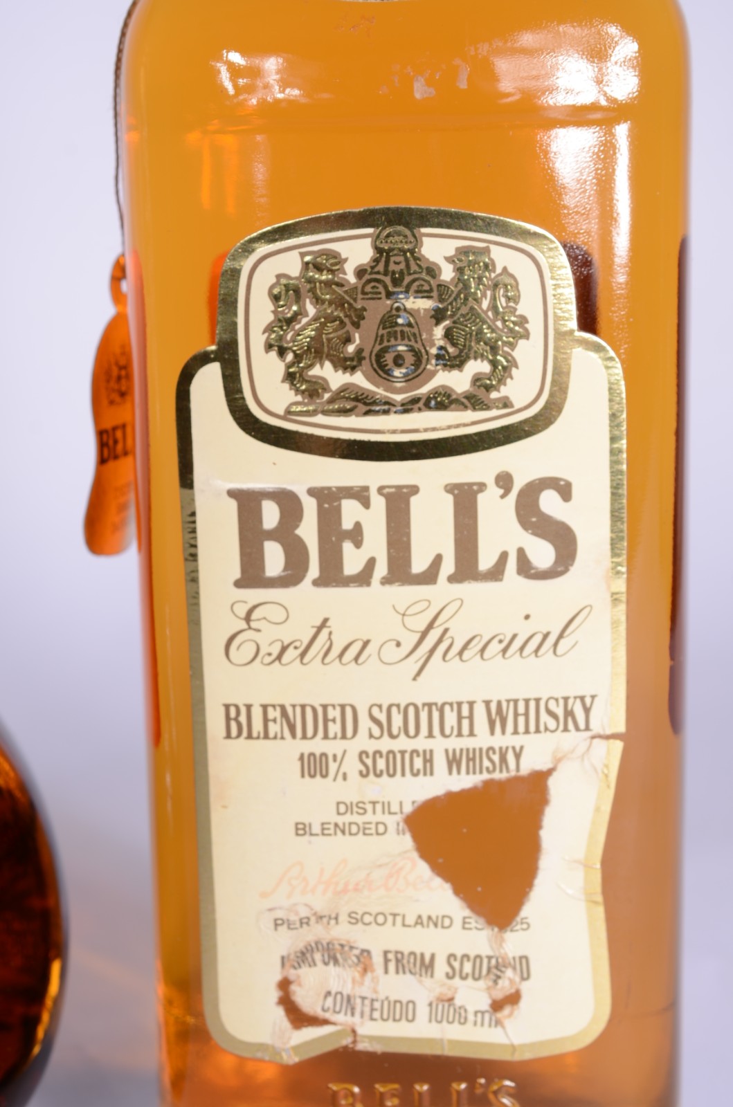 Duas garrafas de Whisky: Swing e Bells. - foto 3 de 8