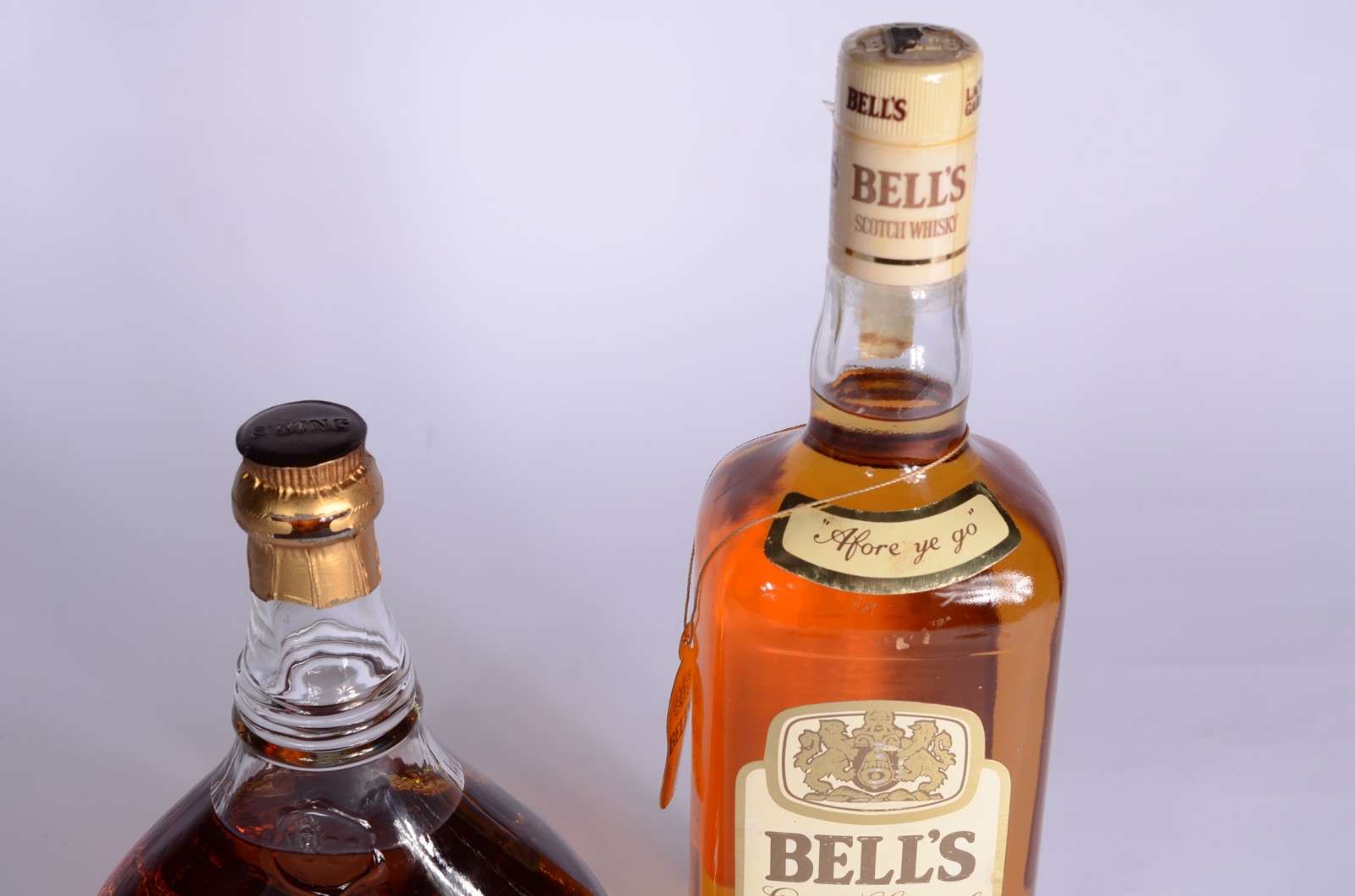 Duas garrafas de Whisky: Swing e Bells. - foto 4 de 8