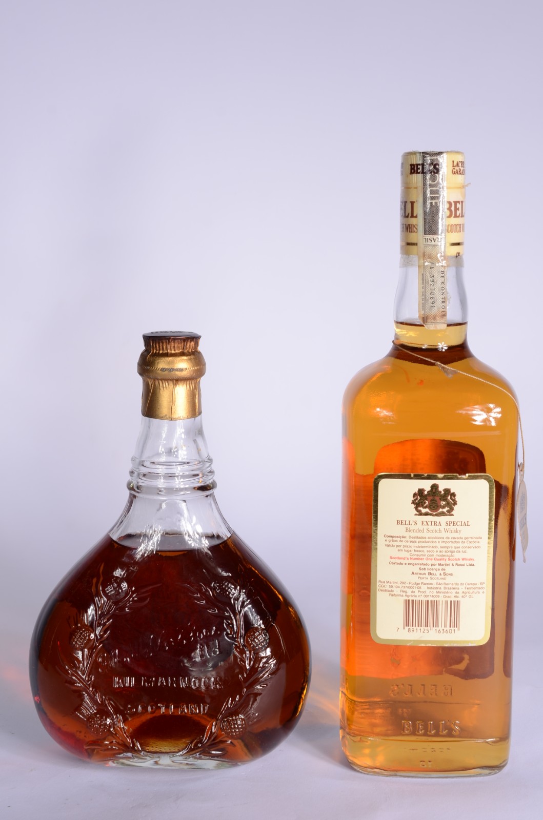 Duas garrafas de Whisky: Swing e Bells. - foto 5 de 8