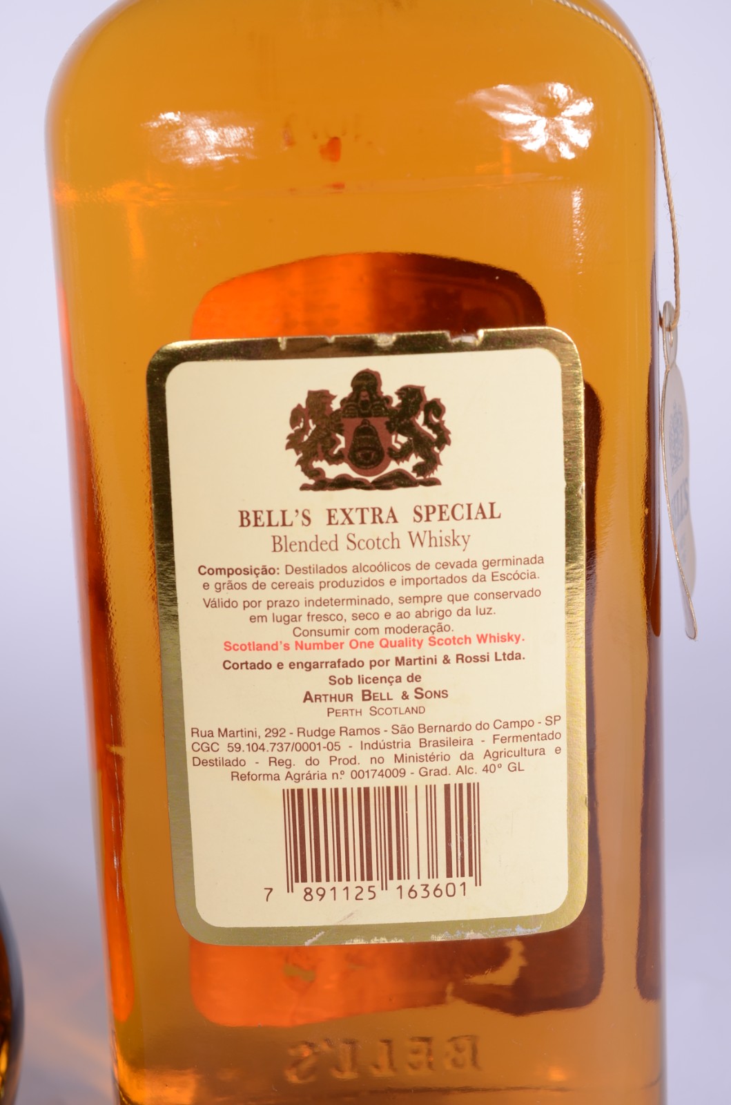 Duas garrafas de Whisky: Swing e Bells. - foto 6 de 8