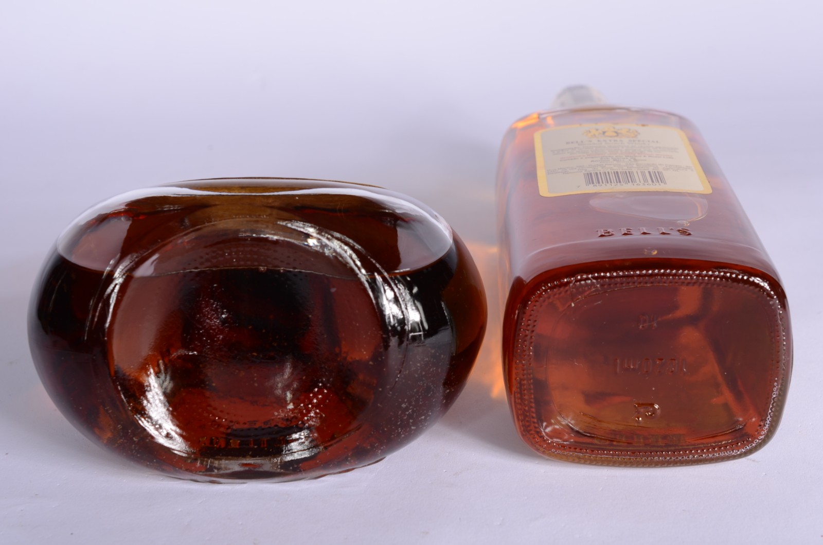Duas garrafas de Whisky: Swing e Bells. - foto 8 de 8