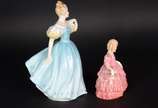 Royal Doulton (1815),  - Duas esculturas de porcelana Royal Doulton policromada representando moças.