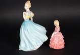 Royal Doulton (1815),  - Duas esculturas de porcelana Royal Doulton policromada representando moças.