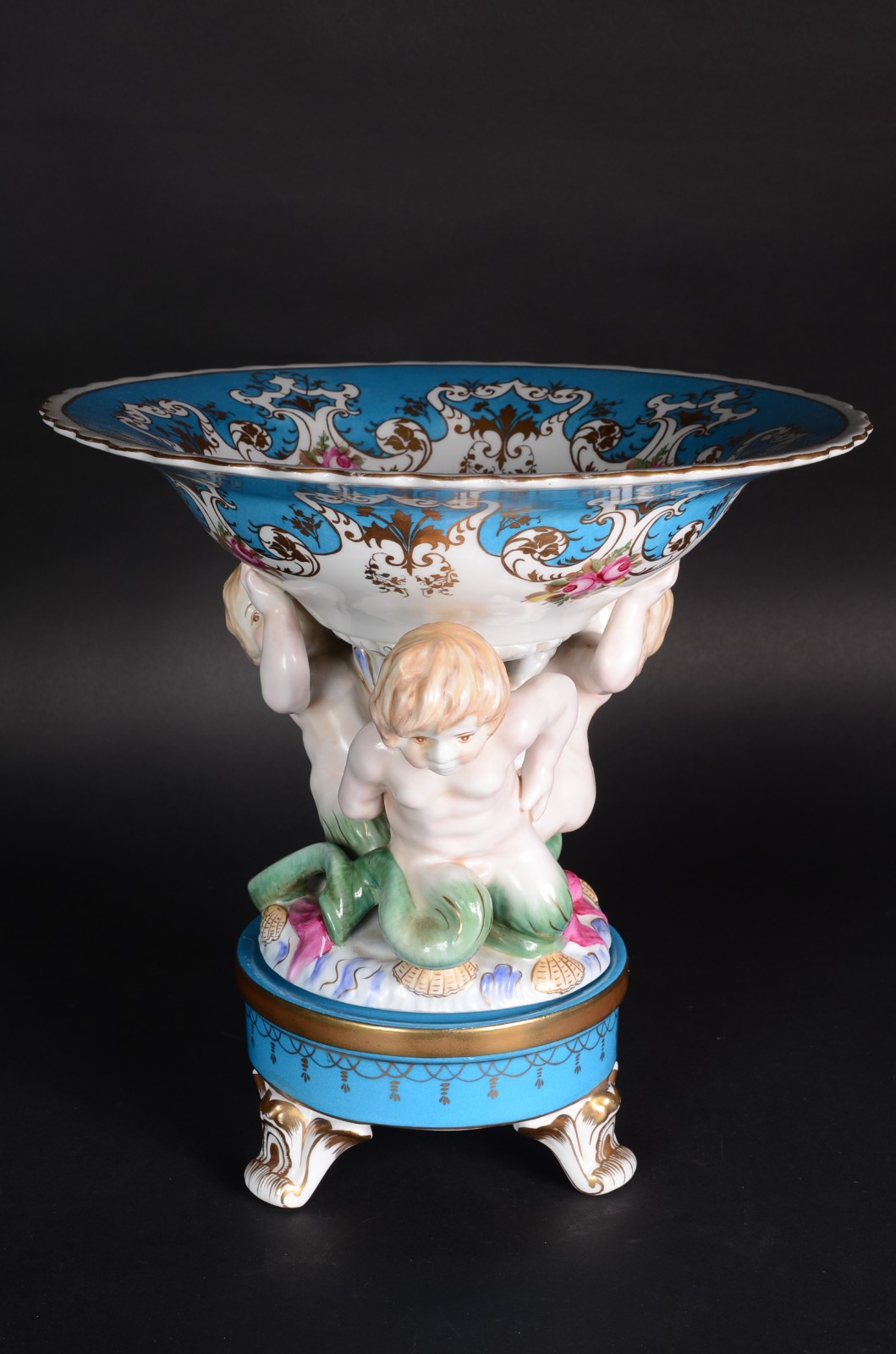 Fruteira de porcelana com figuras estilizadas em policromia e frisos... - foto 1 de 9