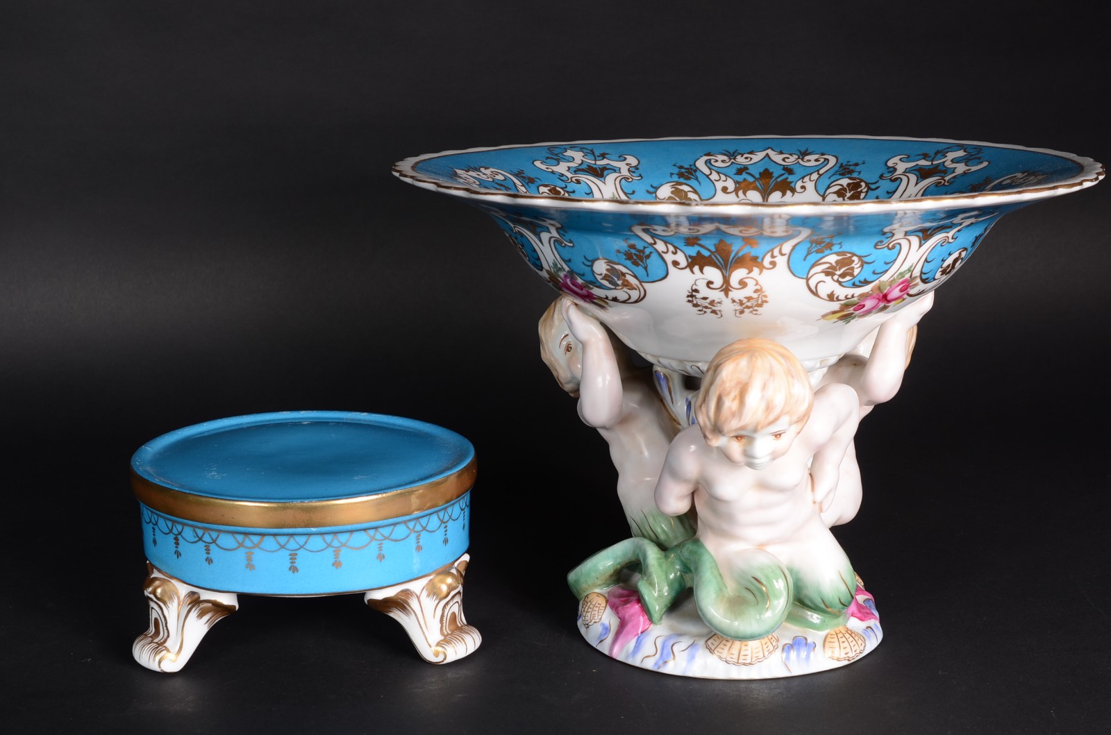 Fruteira de porcelana com figuras estilizadas em policromia e frisos... - foto 2 de 9