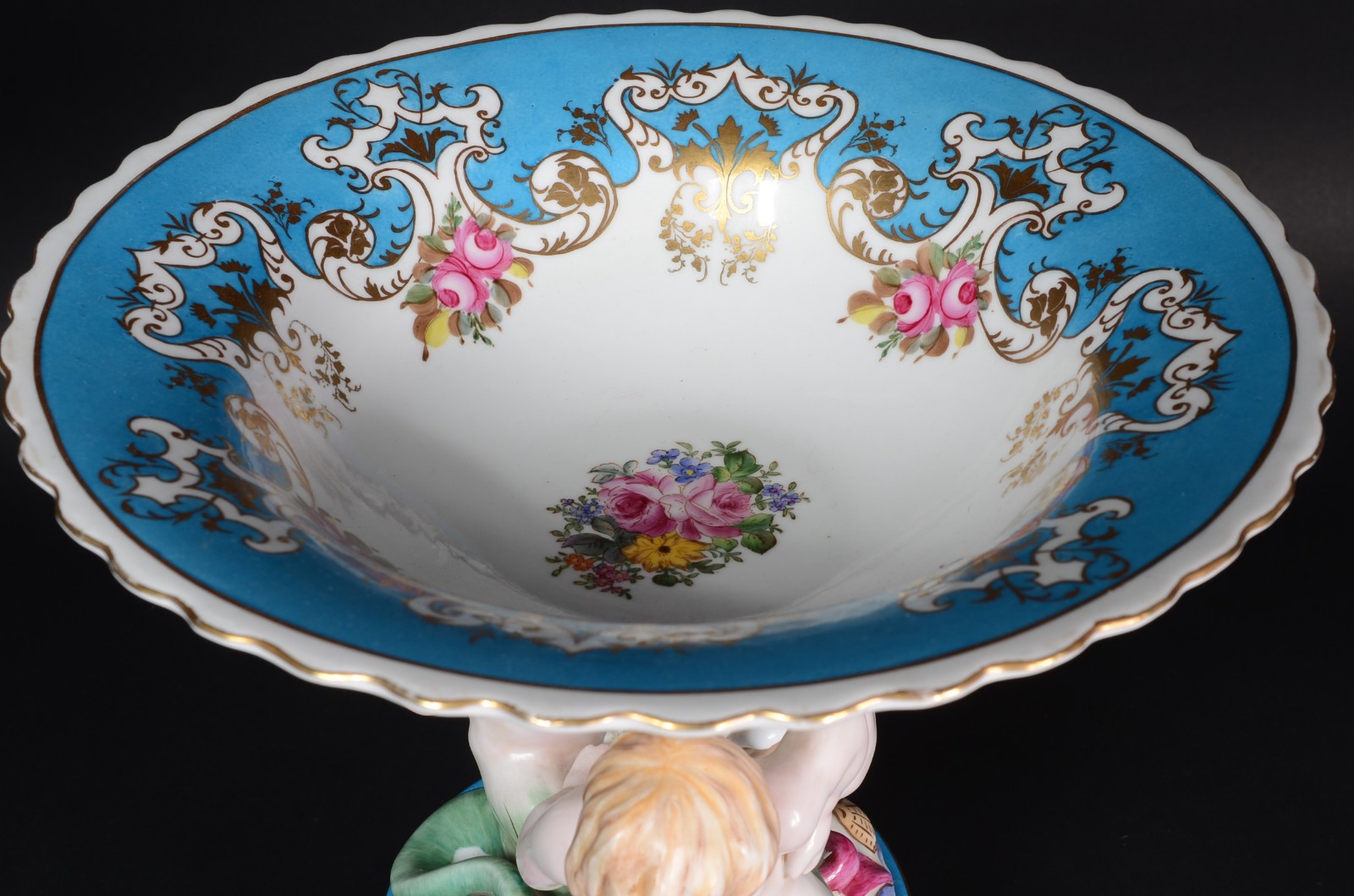 Fruteira de porcelana com figuras estilizadas em policromia e frisos... - foto 3 de 9
