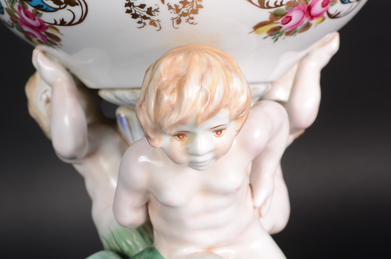 Fruteira de porcelana com figuras estilizadas em policromia e frisos... - foto 4 de 9