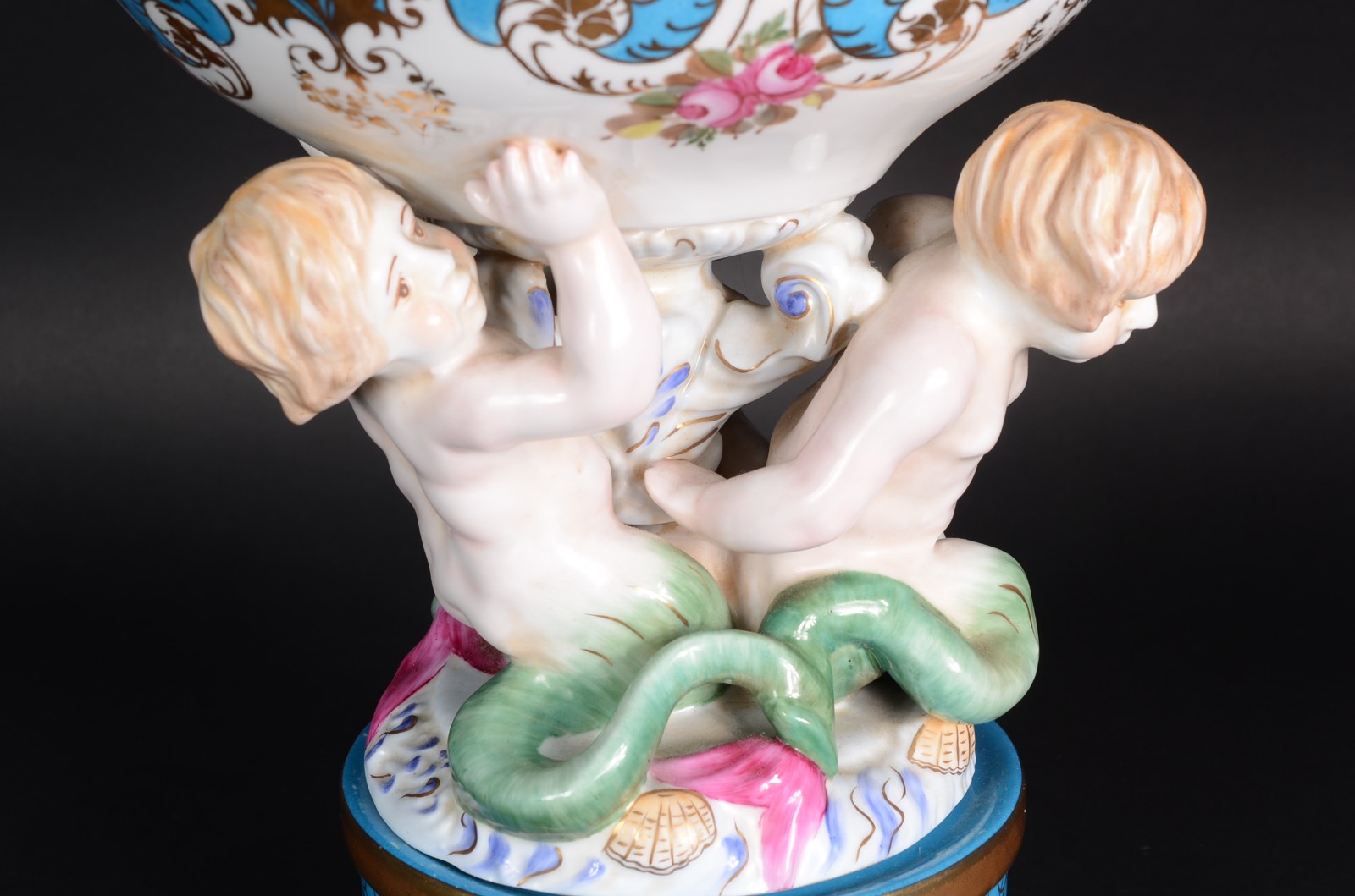 Fruteira de porcelana com figuras estilizadas em policromia e frisos... - foto 5 de 9