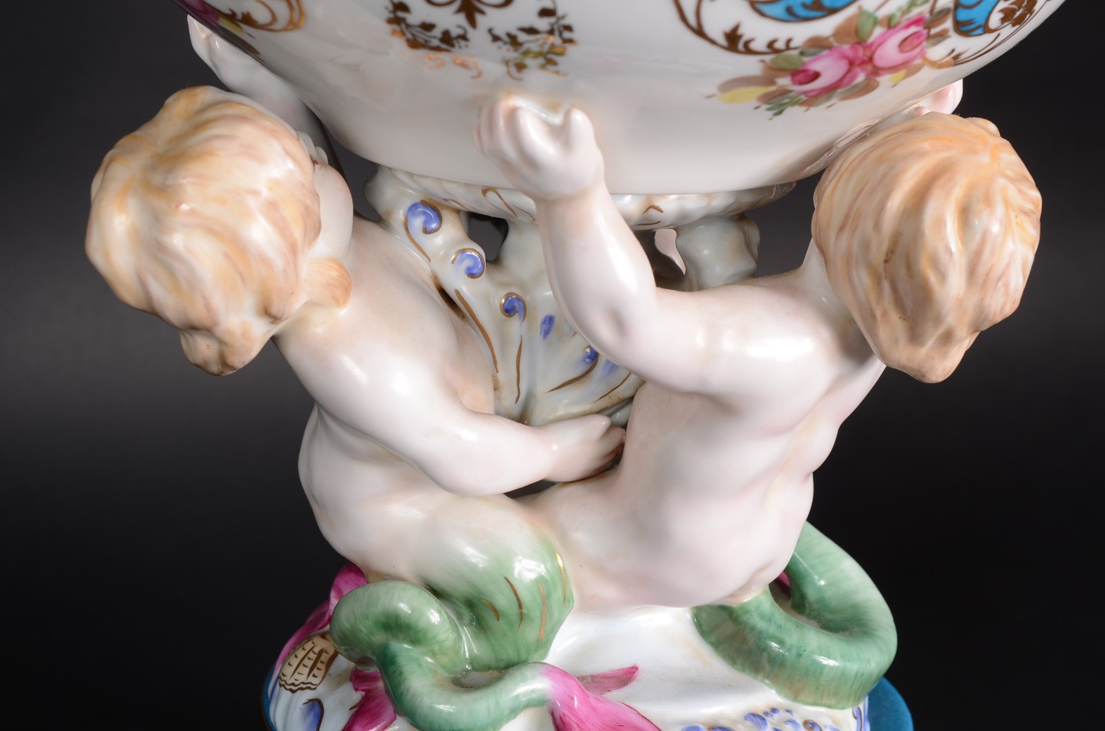 Fruteira de porcelana com figuras estilizadas em policromia e frisos... - foto 6 de 9